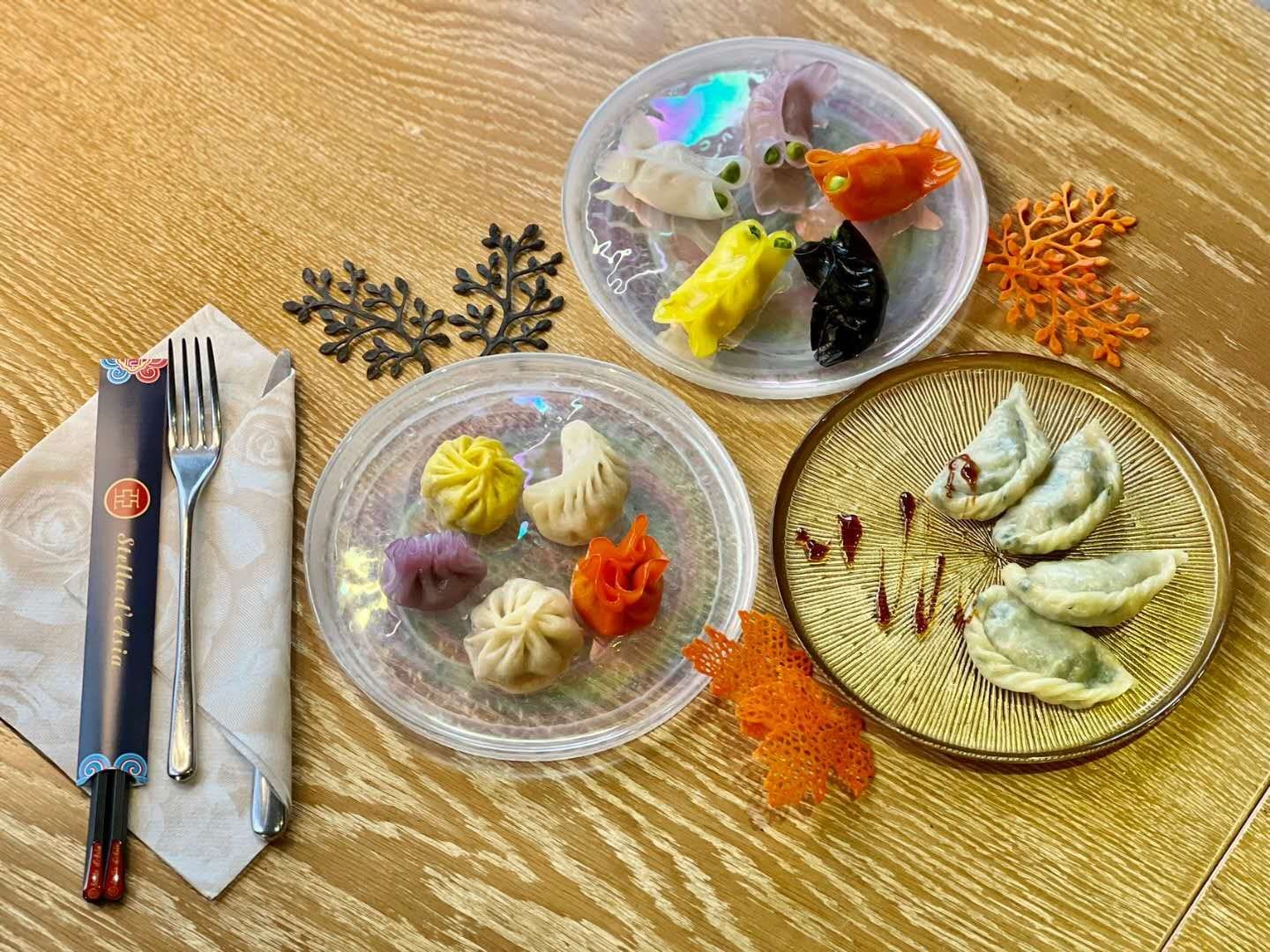 Tavolo apparecchiato con ravioli cristallo e ravioli alla piastra